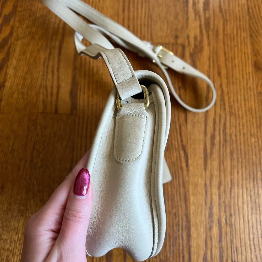 ⚪️COACH: White vintage Legacy flap purse, crossbody w/metal turn lock, preowned